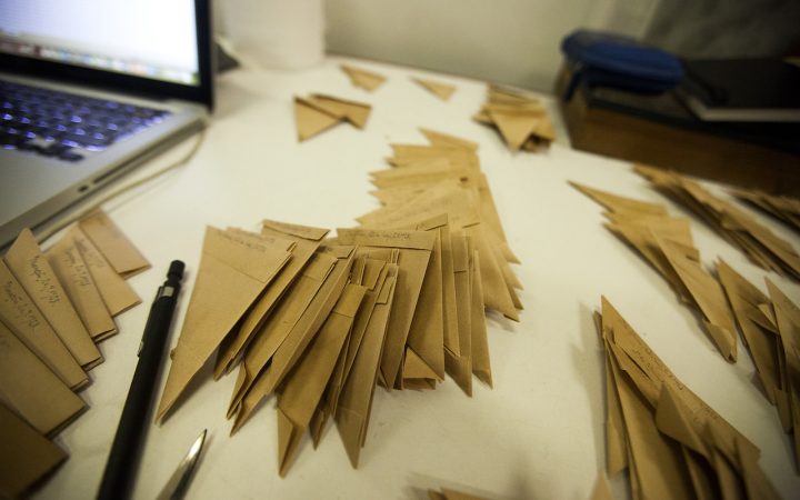 pequenos envelopes de papel